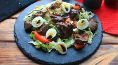 Салат с куриной печенью и овощами с бальзамическим соусом: пошаговый рецепт с фото