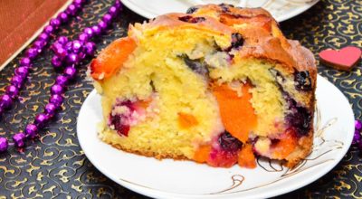 Вкусный заливной пирог с абрикосами и черной смородиной: пошаговый рецепт с фото