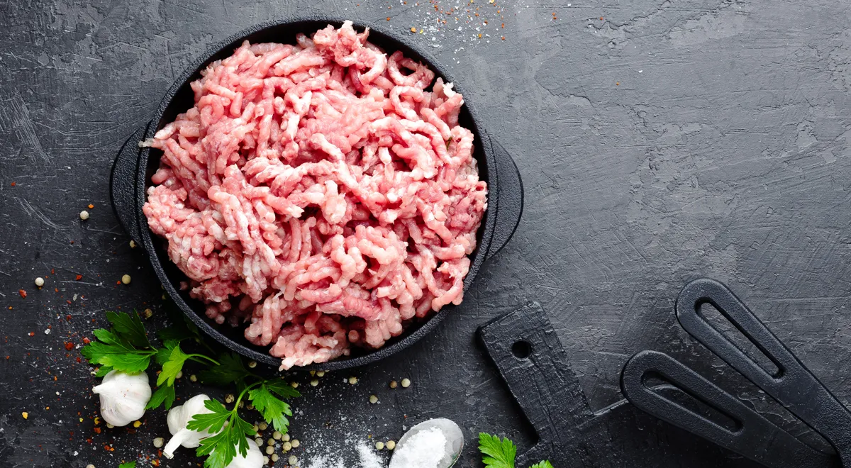 Готовый мясной фарш для котлет после смешивания с луком и размоченным хлебом