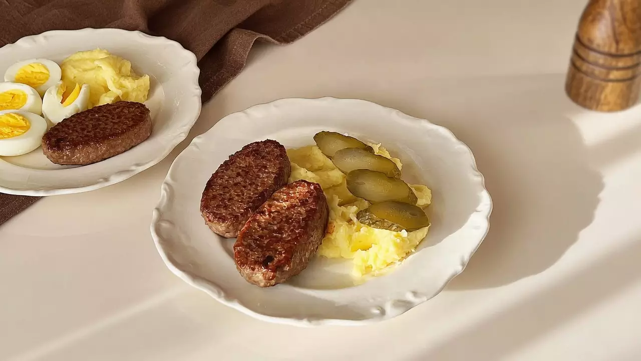 Сочные домашние котлеты поданы с картофельным пюре и свежей зеленью