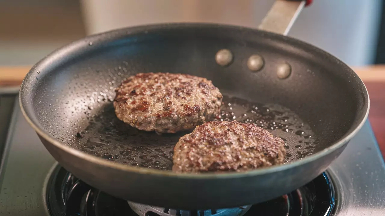 Домашние мясные котлеты обжариваются до румяной корочки на сковороде