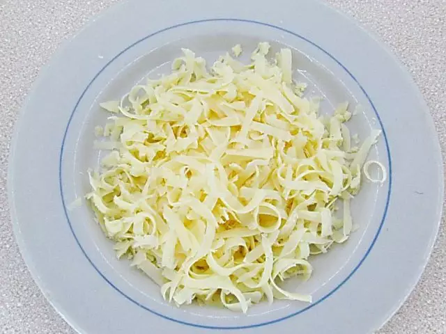 Тёртый твёрдый сыр для лукового супа
