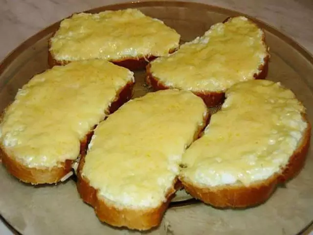 Хлебные гренки с чесноком и сыром