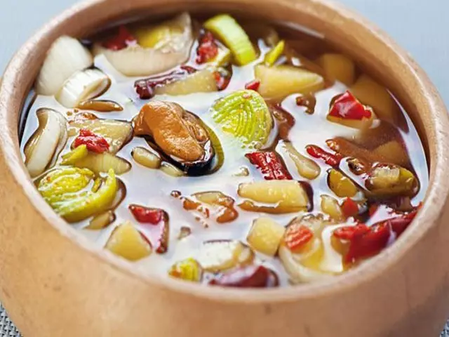 Овощной суп с луком, перцем и томатами