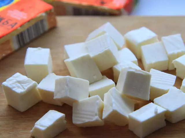 Мука смешивается с луком в мультиварке