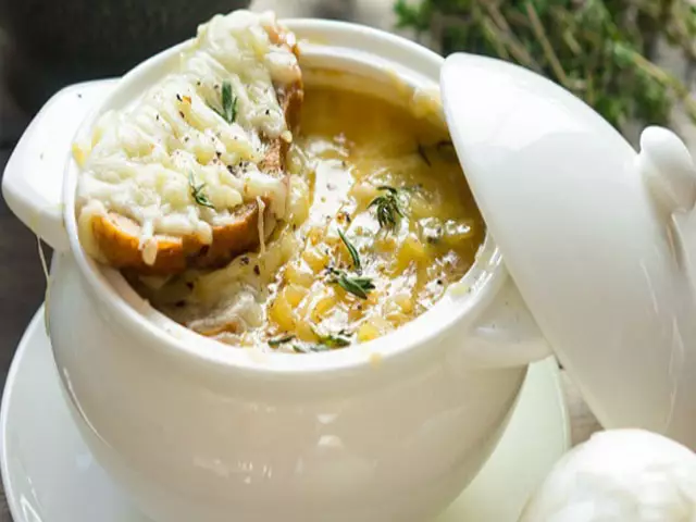 Готовый луковый суп с сыром и сухариками