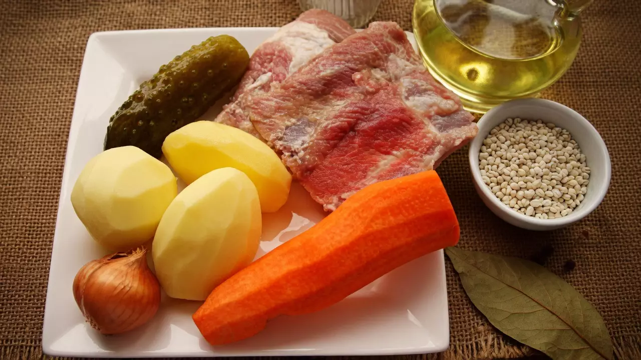 Говядина, перловка, картофель, солёные огурцы, морковь и лук для рассольника