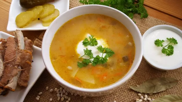Рассольник с перловкой и солёными огурцами: густой домашний суп