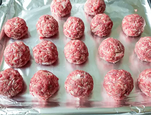 Сформированные круглые тефтели с рисом на кухонной доске