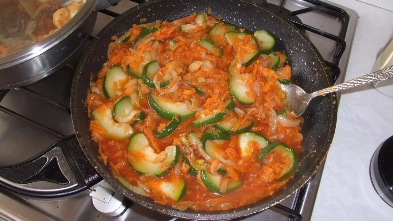 Курица и кабачки тушатся в нежном сливочном соусе