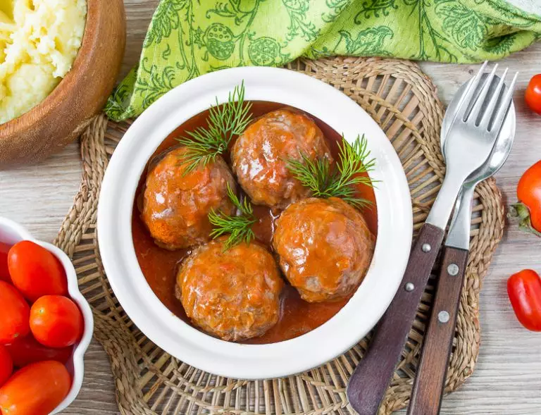 Тефтели «ёжики» с рисом в томатном соусе: сочные и мягкие
