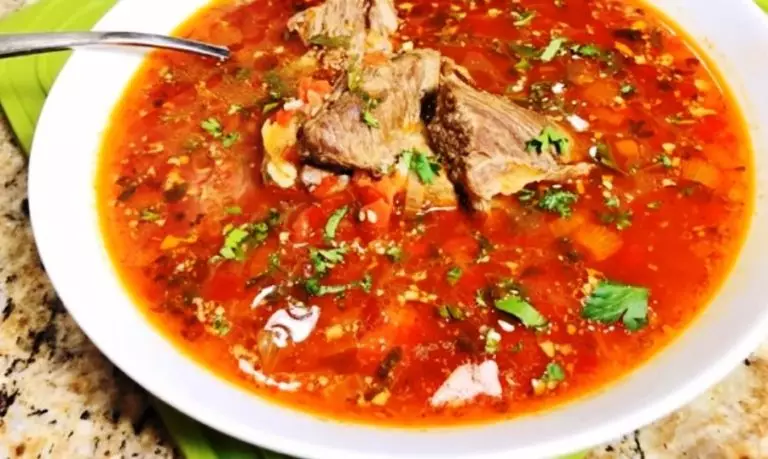 Суп харчо с говядиной и рисом: густой, пряный и по-домашнему вкусный