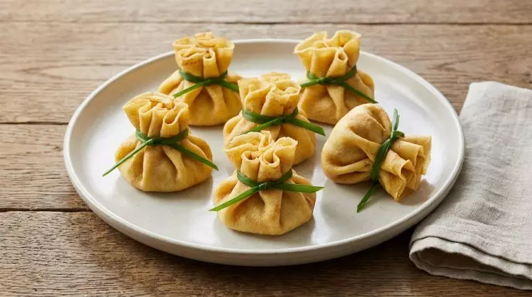 Закусочные мешочки из блинов с курицей и грибами