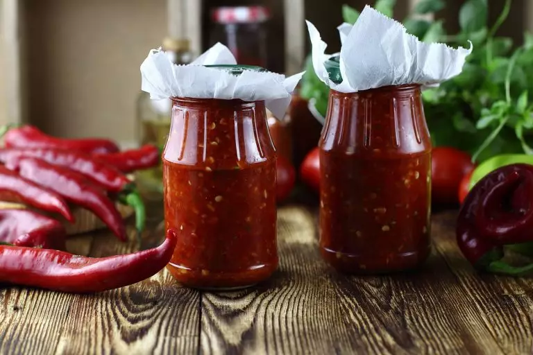 Сырая аджика из сладкого и острого перца без варки