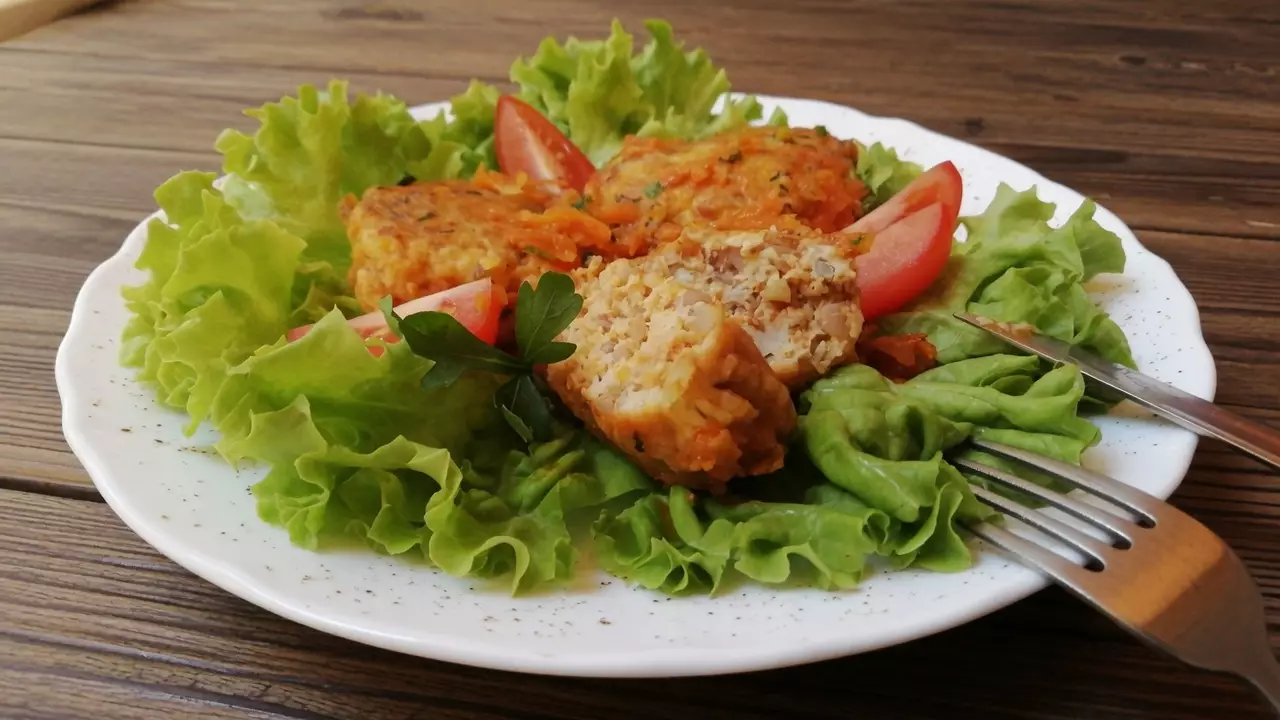 Гречаник в разрезе с мягкой мясной серединой и зёрнами гречки
