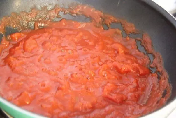 Густой томатный соус для куриной грудки и спагетти на сковороде