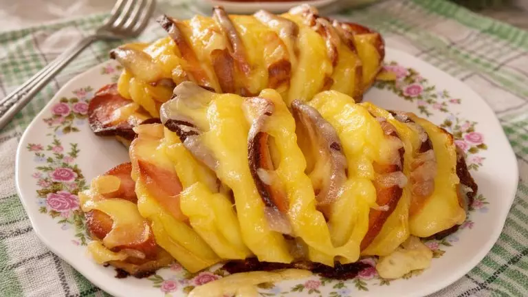 Картошка-гармошка с беконом, сыром и чесноком в духовке