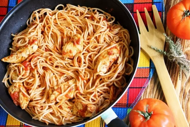 Куриная грудка с помидорами и спагетти на сковороде