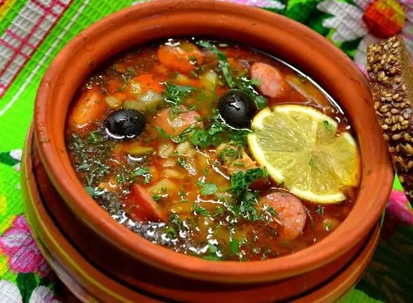 Мясная солянка с копчёностями и солёными огурцами