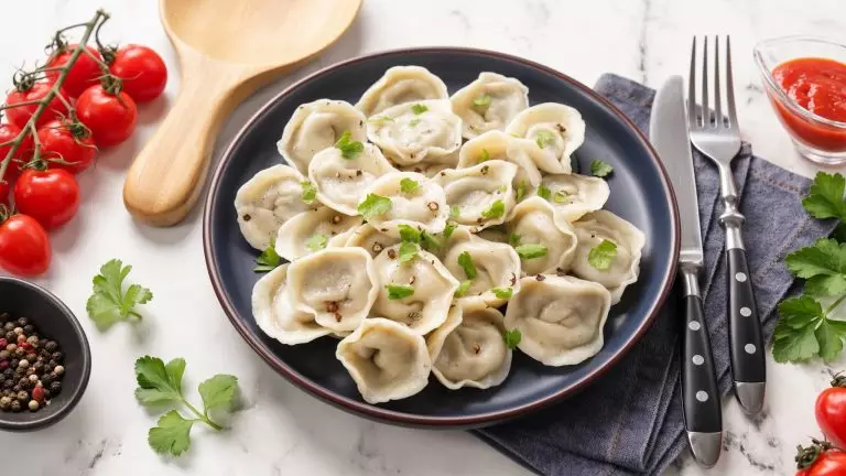Постные пельмени с квашеной капустой и грибами