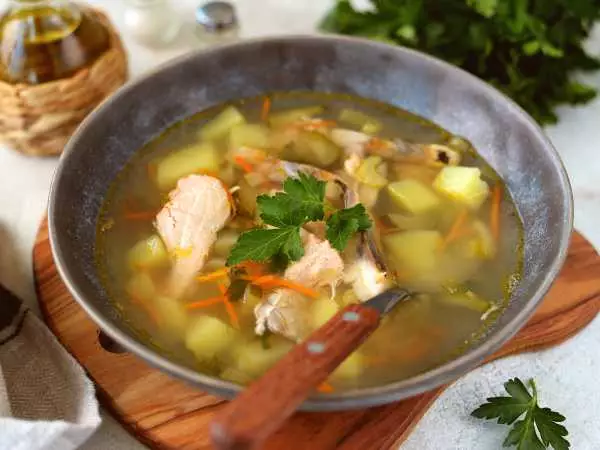 Калья: старинный рыбный суп с солёными огурцами
