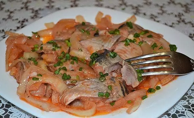 Селёдка по-корейски с луком в томатном маринаде