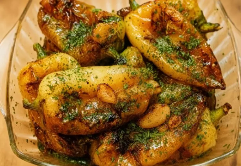 Жареный сладкий перец с чесноком и зеленью на сковороде