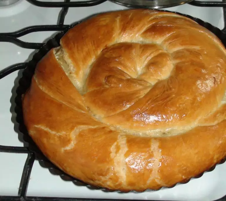 Молдавская вертута с брынзой и зеленью