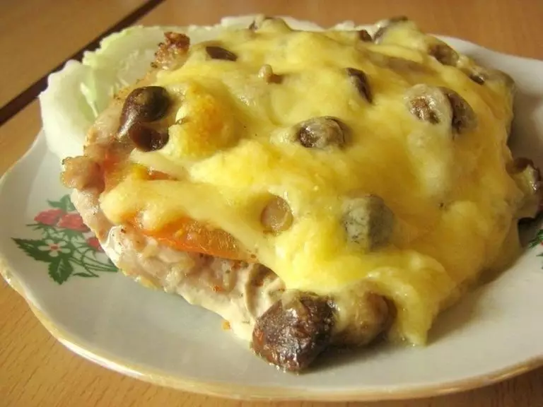 Мясо по-купечески с грибами, помидорами и сыром