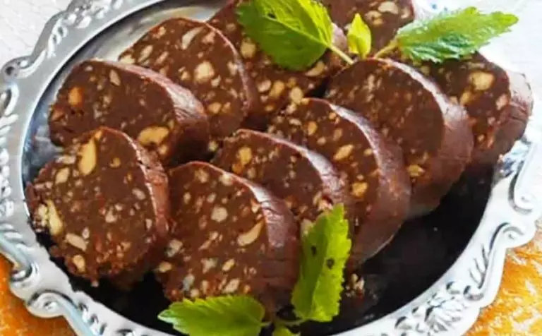 Шоколадная колбаса из печенья со сгущёнкой и какао